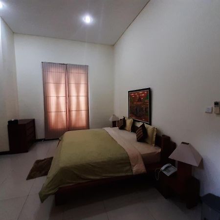 Alloro Guesthouse Pacitan Esterno foto