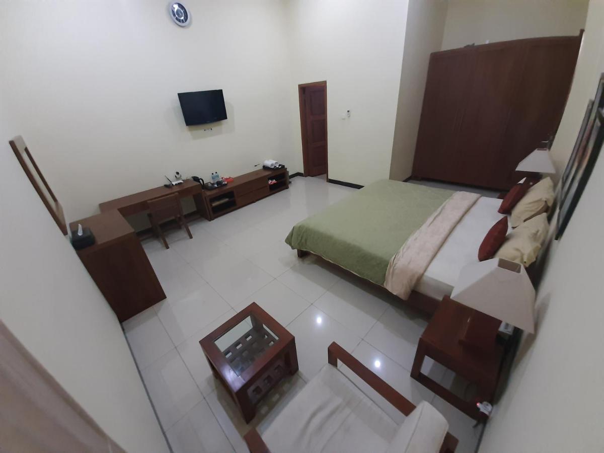 Alloro Guesthouse Pacitan Esterno foto