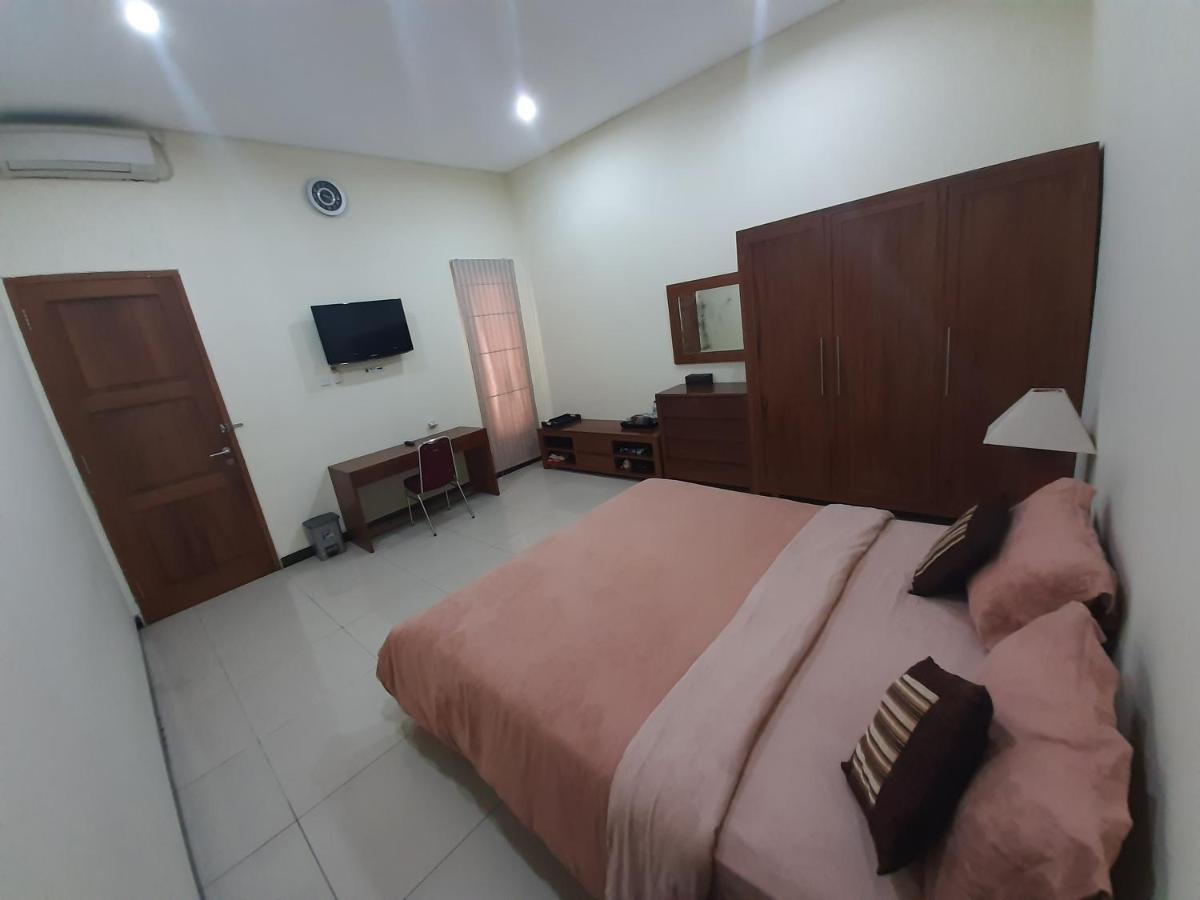 Alloro Guesthouse Pacitan Esterno foto