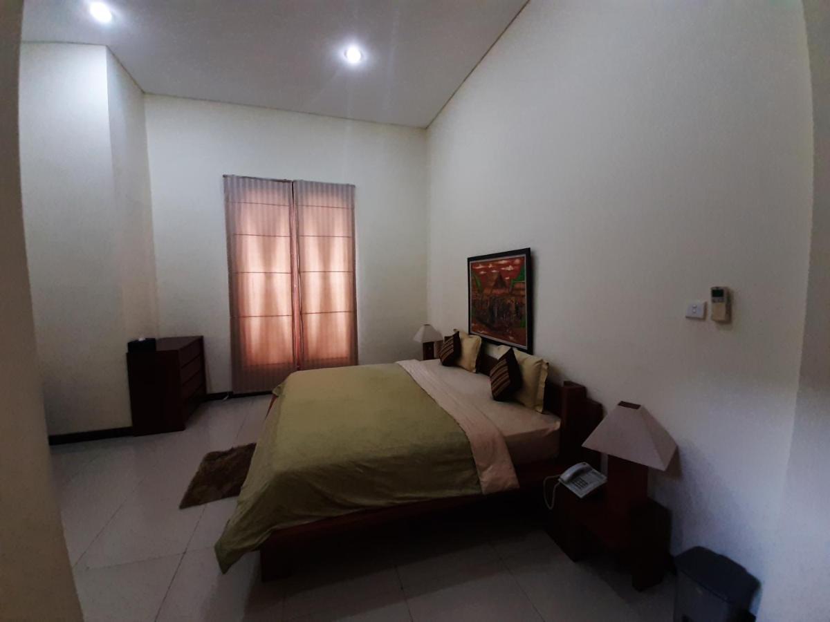 Alloro Guesthouse Pacitan Esterno foto