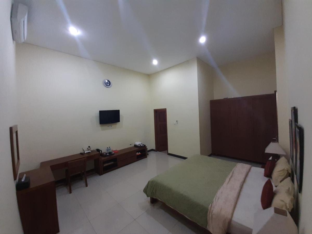 Alloro Guesthouse Pacitan Esterno foto