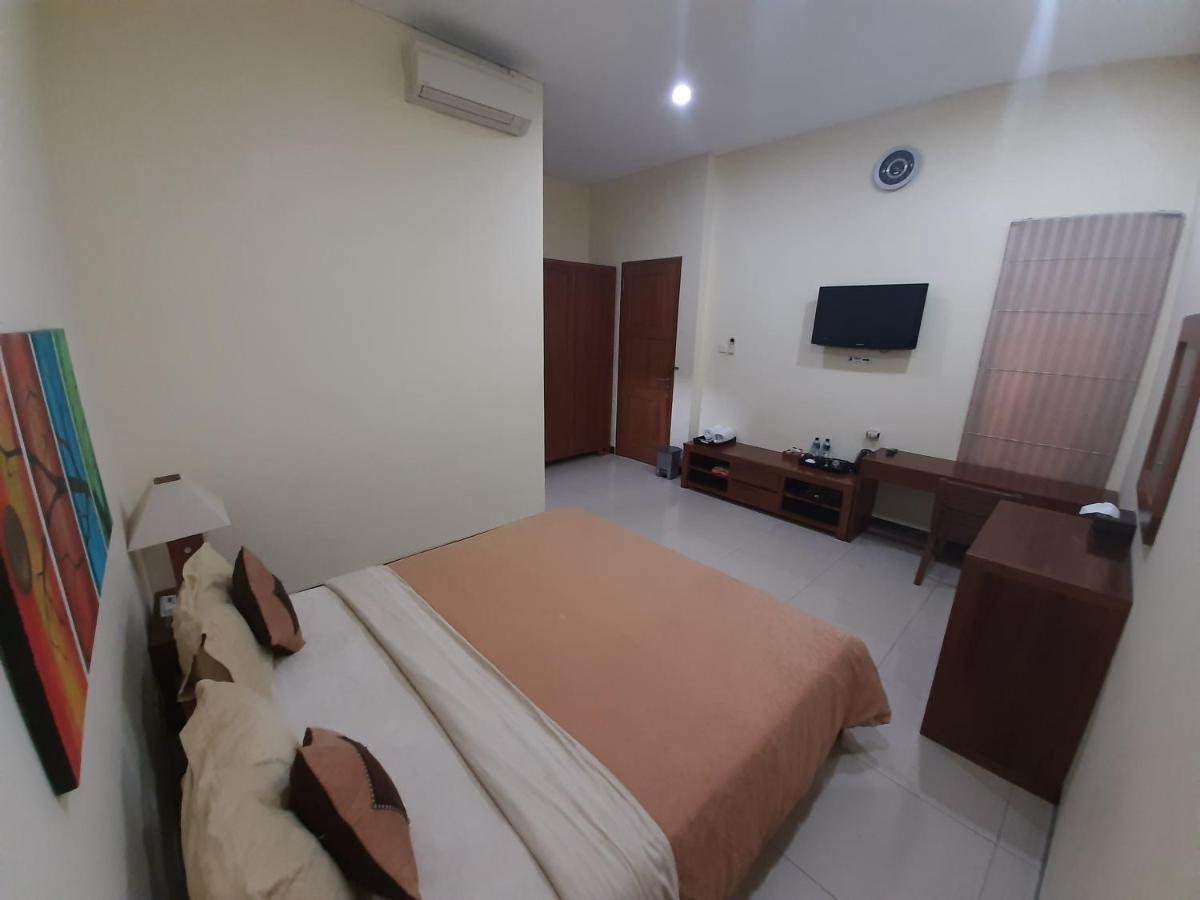 Alloro Guesthouse Pacitan Esterno foto