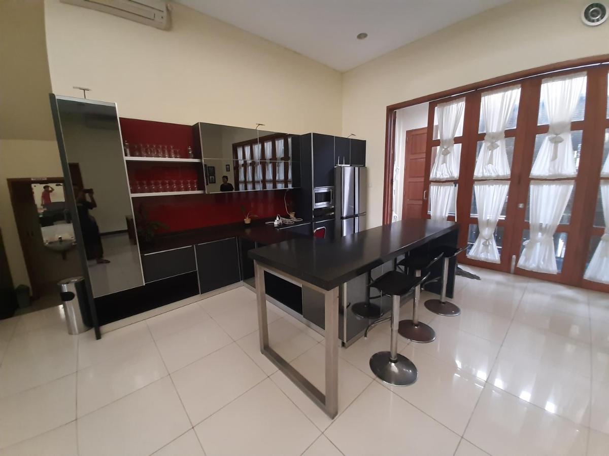 Alloro Guesthouse Pacitan Esterno foto