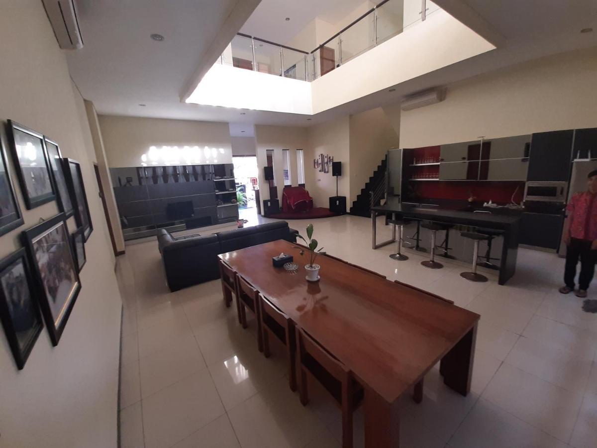 Alloro Guesthouse Pacitan Esterno foto