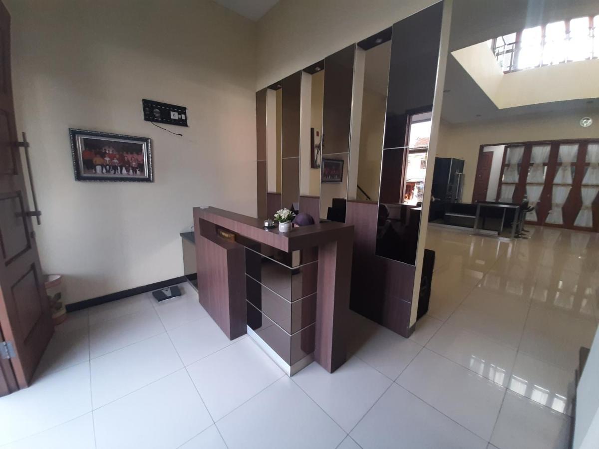 Alloro Guesthouse Pacitan Esterno foto