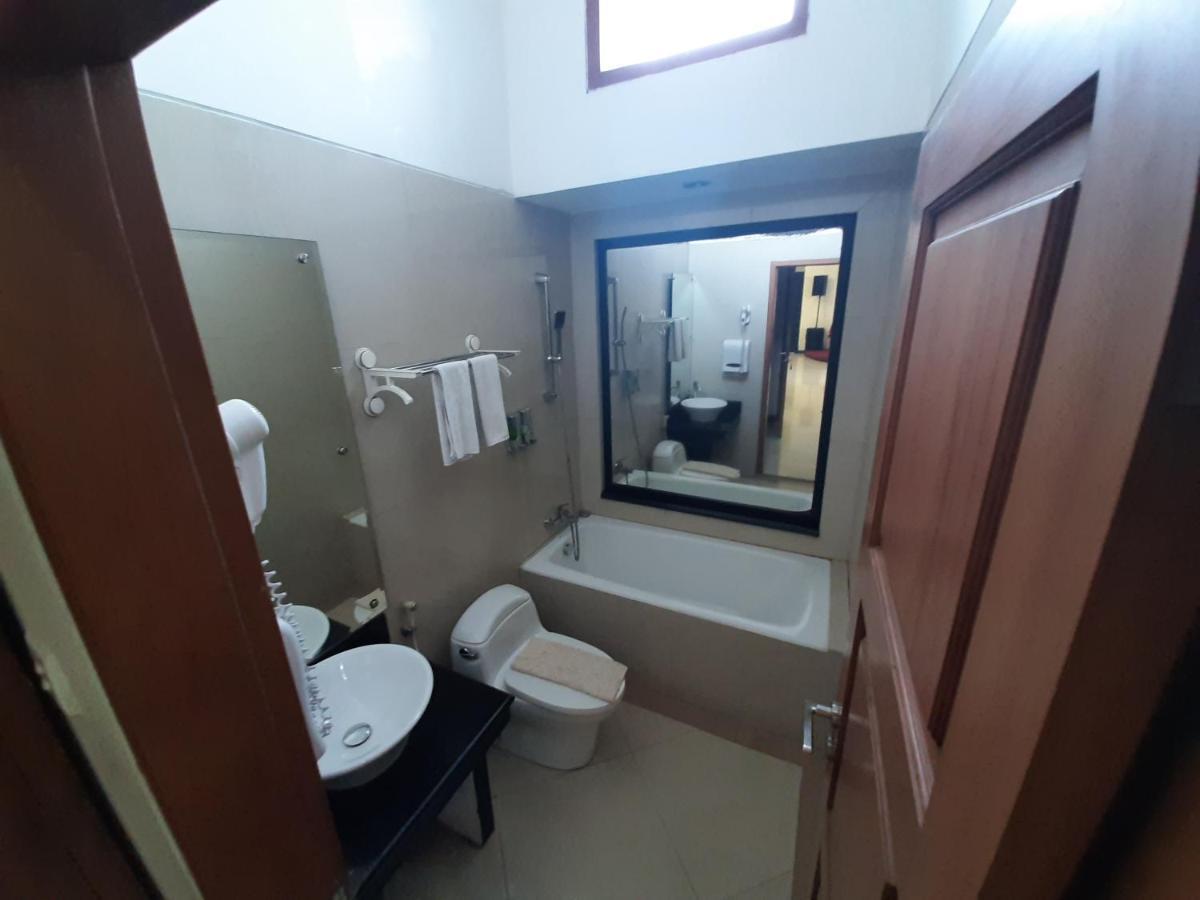 Alloro Guesthouse Pacitan Esterno foto