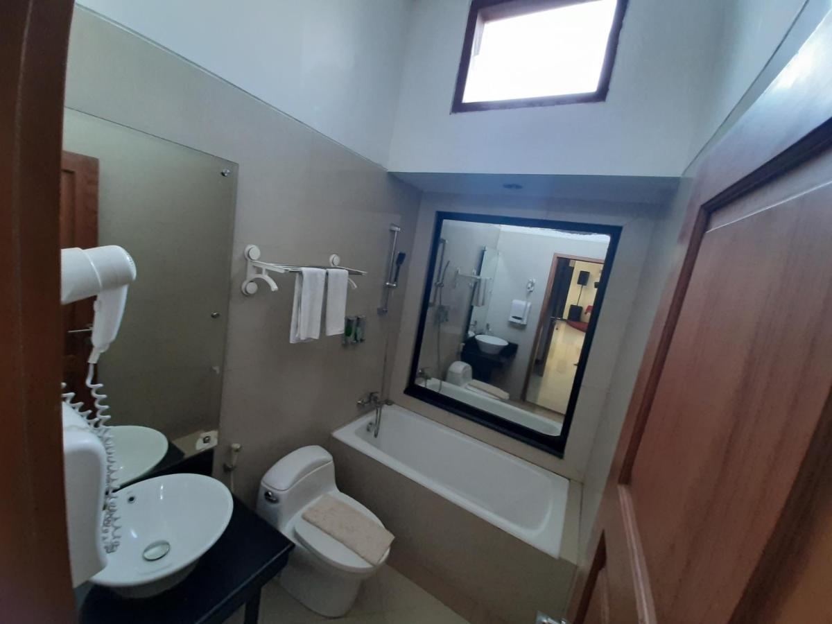 Alloro Guesthouse Pacitan Esterno foto