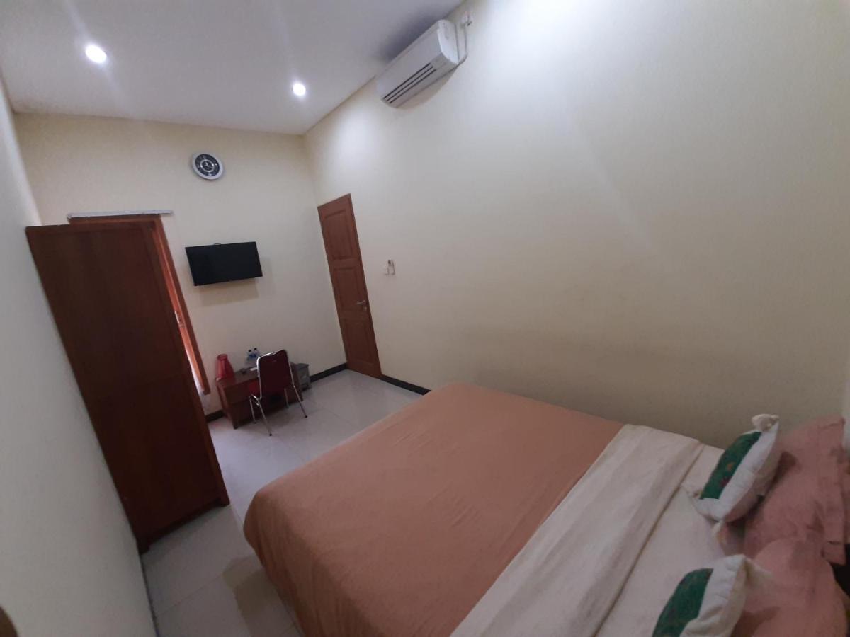 Alloro Guesthouse Pacitan Esterno foto