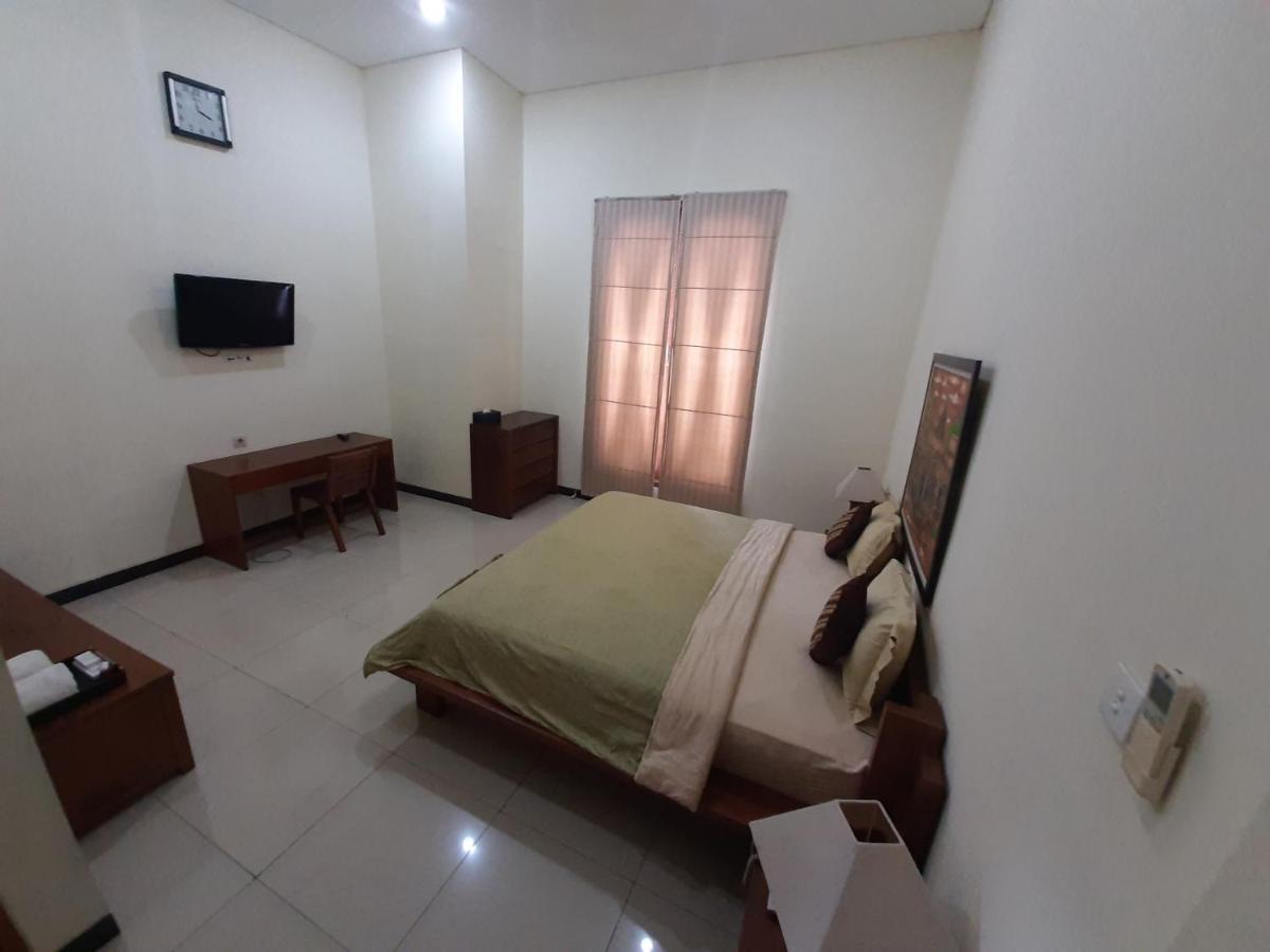 Alloro Guesthouse Pacitan Esterno foto