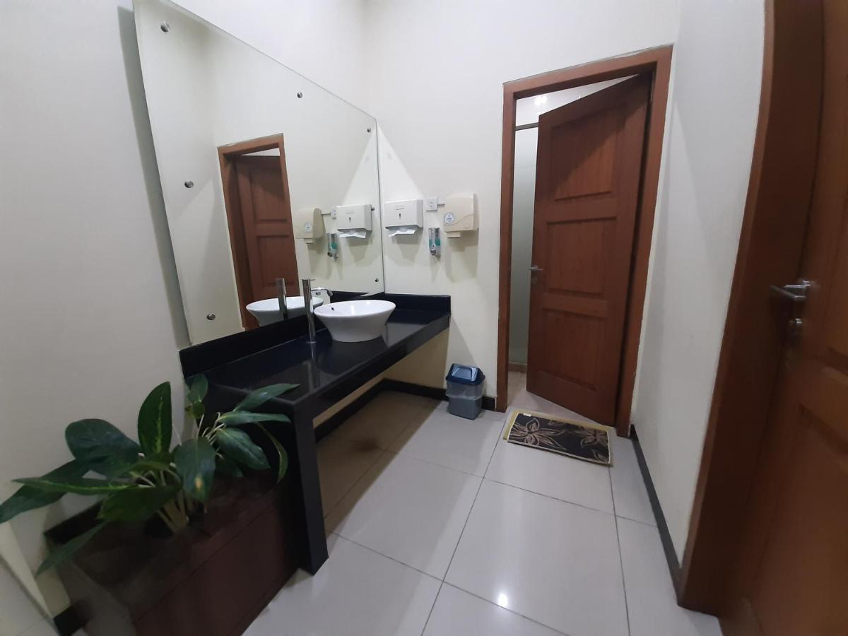 Alloro Guesthouse Pacitan Esterno foto